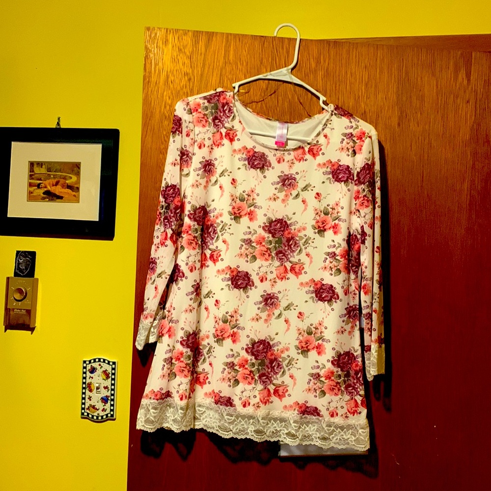 No Boundaries XL lined flower print shirt with lace